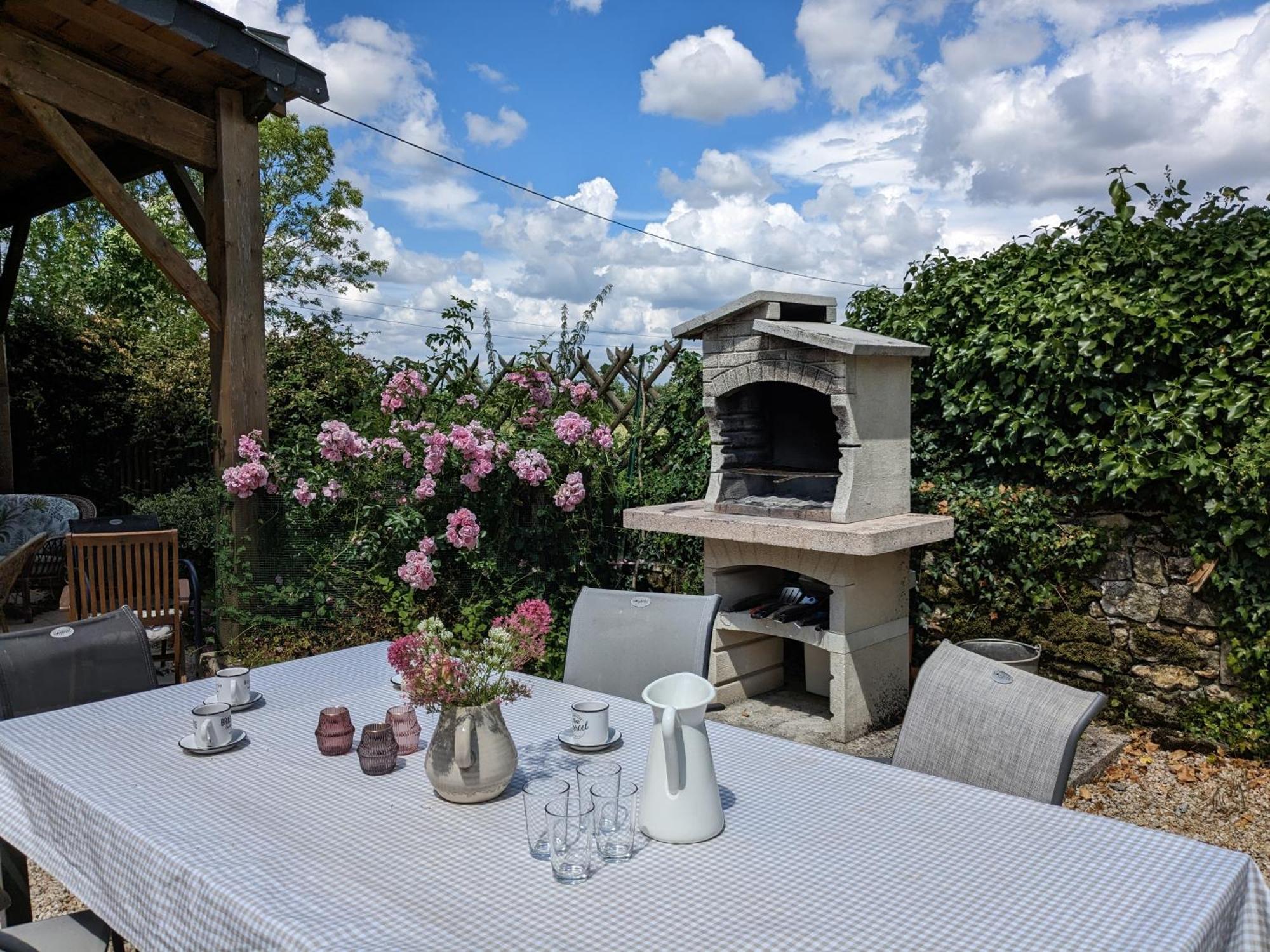 3 Self-Contained Gites With Pool And Games Room Saint-Georges-de-Noisné 외부 사진